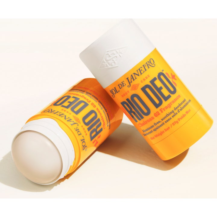 Sol de Janeiro Rio Deo 62 Refill 57 ml aluminiumsfri deodorant i gul beholder med hvid stift og aftaget låg.