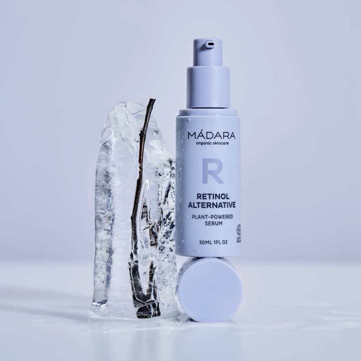 MÁDARA Retinol Alternative Plant-Powered Serum 30 ml anti-aging serum i lyseblå pumpeflaske ved siden af is.