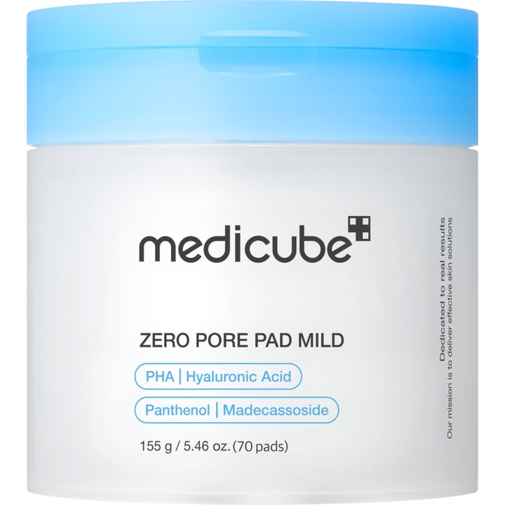 Medicube Zero Pore Pad Mild 70 stk eksfolierende pads i hvid krukke med lyseblåt låg der giver en jævn hud.