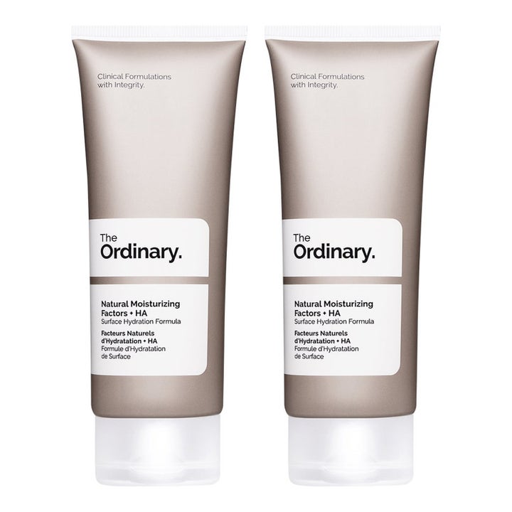 The Ordinary Natural Moisturizing Factors + HA duo fugtgivende ansigtscreme i to grå tuber med hvide etiketter.
