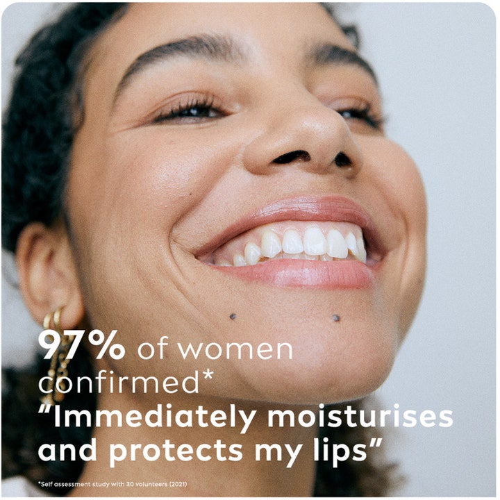 NIVEA Sun Protect Sunstick 4 g solstift giver solbeskyttelse vist på smilende kvinde med tekst om 97 % bekræftet fugt