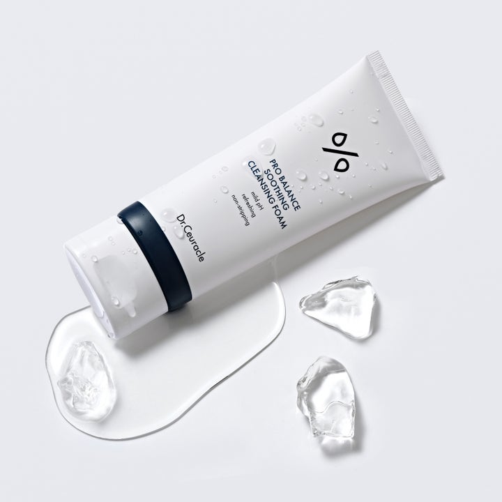 Dr. Ceuracle Pro Balance Soothing Cleansing Foam 150 ml beroligende ansigtsrens i hvid tube med vanddråber og is