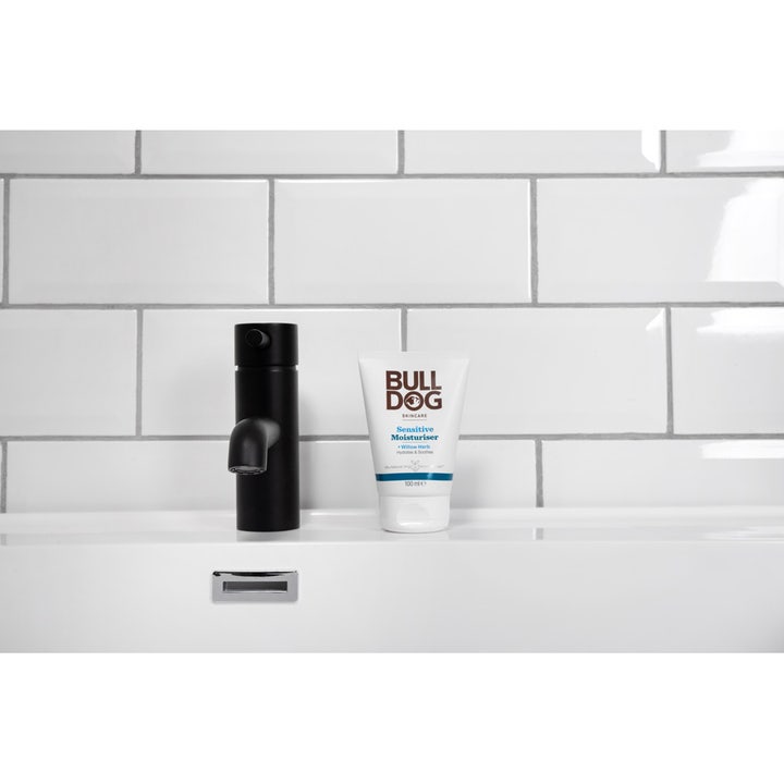 Bulldog Sensitive Moisturiser 100 ml beroligende ansigtscreme i hvid tube ved en moderne sort vandhane.