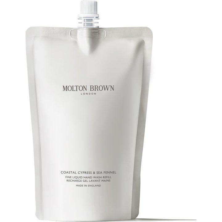 Molton Brown Coastal Cypress & Sea Fennel Hand Wash Refill opfriskende håndsæbe i hvid, mat pose med hvidt skruelåg.