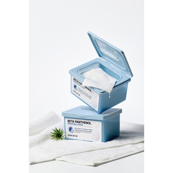 Some By Mi Beta Panthenol Repair Daily Mask 30 stk beroligende sheet masks i to lyseblå bokse på et hvidt håndklæde.