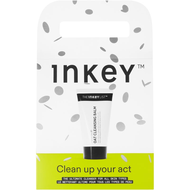 The INKEY List Clean Up Your Act 50 ml ansigtsrens i hvid tube vist i en grå og limegrøn gaveæske