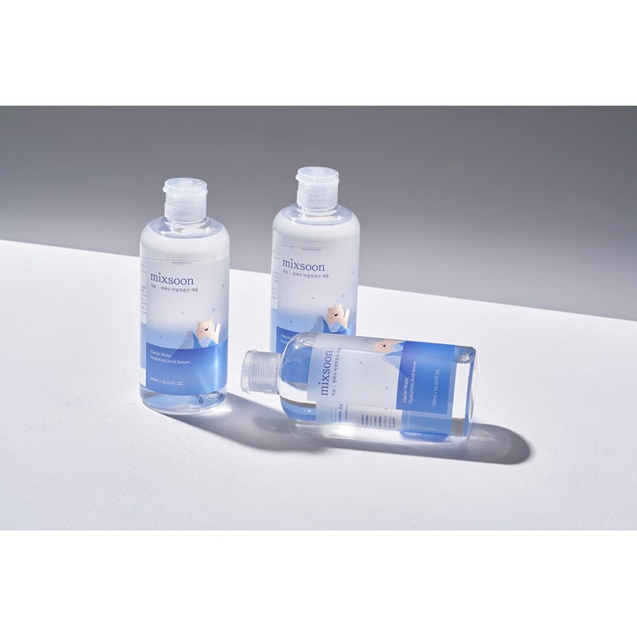 Mixsoon Glacier Water Hyaluronic Acid Serum 300 ml fugtgivende serum i tre klare flasker med lyseblå etiketter