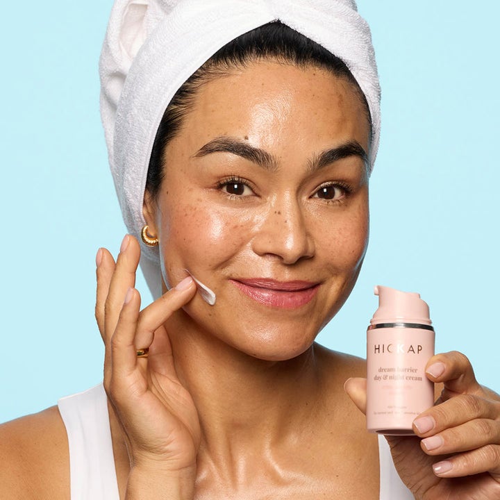 Hickap Dream Barrier Day & Night Cream 50 ml ansigtscreme påføres af kvinde med lyserød pumpeflaske