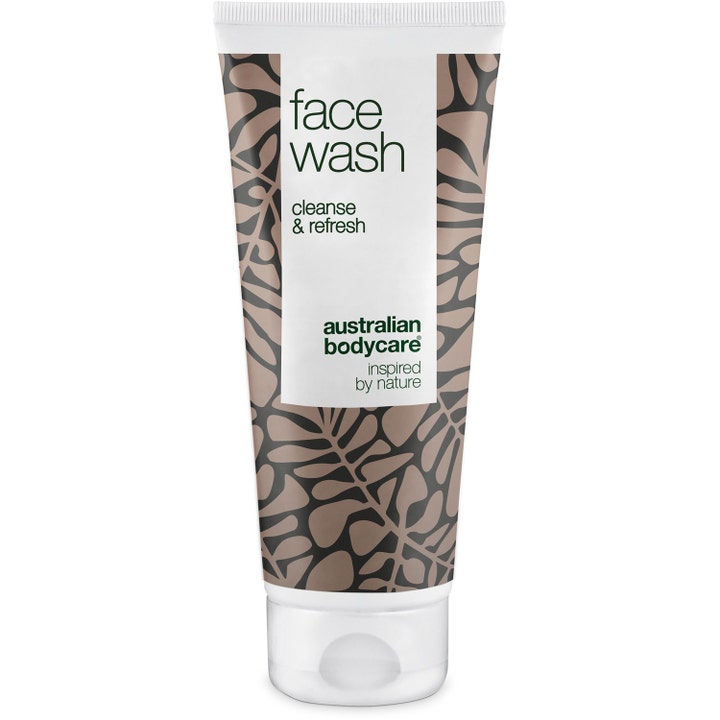 Australian Bodycare Face Wash 200ml rensende ansigtsvask i hvid tube med mørkebrunt bladmønster