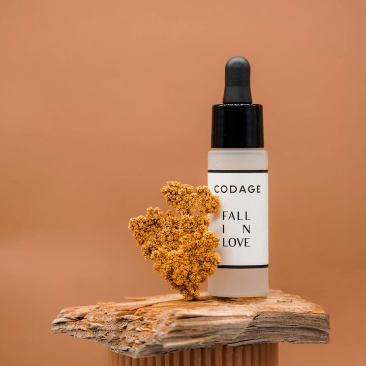 Codage Paris The Fall In Love Serum 10 ml korrigerende serum i frostet glasflaske på bark med tørrede blomster