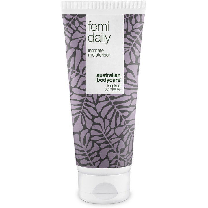 Australian Bodycare Femi Daily fugtgivende intimgel i hvid tube med lilla bladmønster der modvirker tørhed