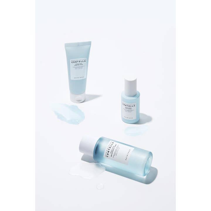 SKIN1004 Madagascar Centella Hyalu-Cica Sleeping Pack 100 ml fugtgivende ansigtsmaske i lyseblå tube med geltekstur.