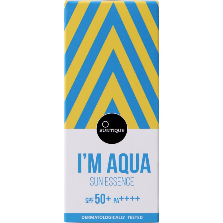 Suntique I'm Aqua Sun Essence 50 ml solcreme giver fugt i emballage med gule og blå v-formede striber og SPF 50+.
