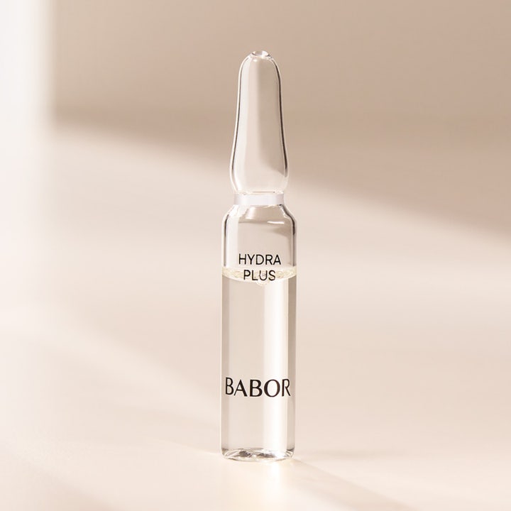 Babor Ampoule Hydra Plus 14 ml fugtgivende ansigtsserum i en gennemsigtig glasampul med klar væske