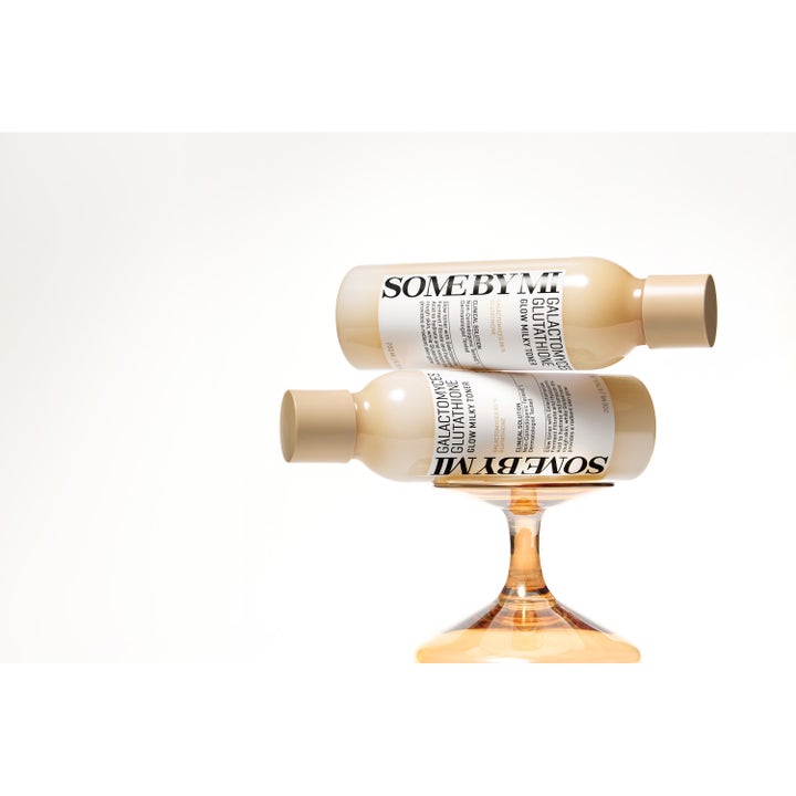 Some By Mi Galactomyces Glutathione Glow Milky Toner 200 ml giver glød i beige flasker på en glasopsats