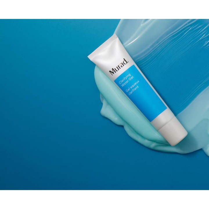 Murad Clarifying Water Gel 60 ml fugtgivende ansigtsgel i hvid tube over en lyseblå cremet tekstur