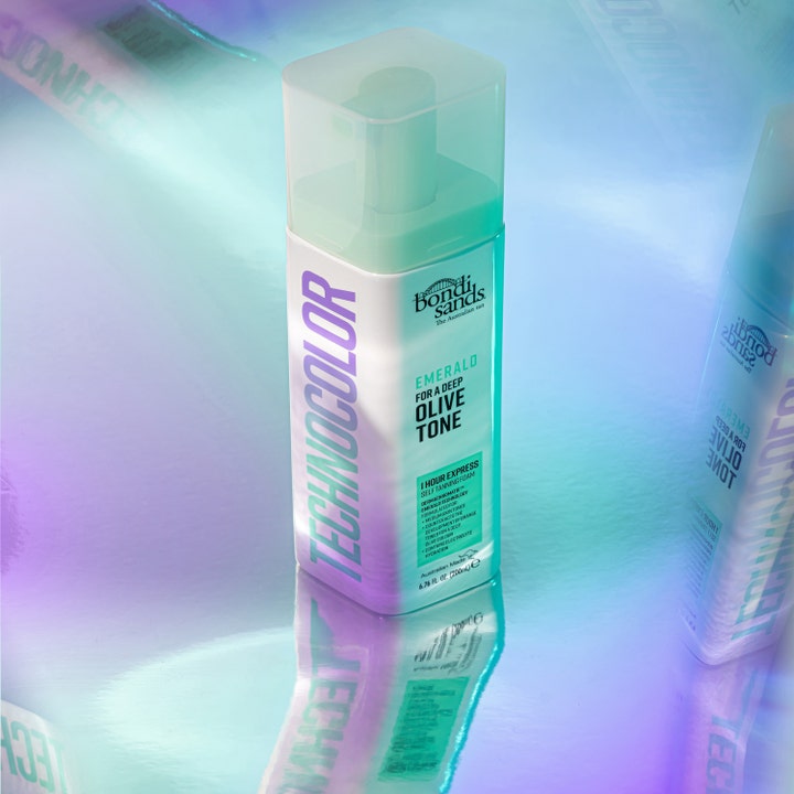Bondi Sands Technocolor Self Tanning Face Serum Emerald 50 ml giver en dyb olivenfarvet glød i hvid flaske med grønt låg.