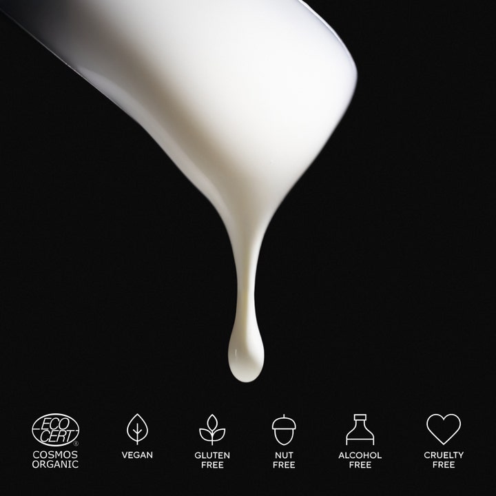 MÁDARA AGE PRO Smooth Day Cream 50 ml udglattende dagcreme med hvid flydende tekstur og økologiske ikoner