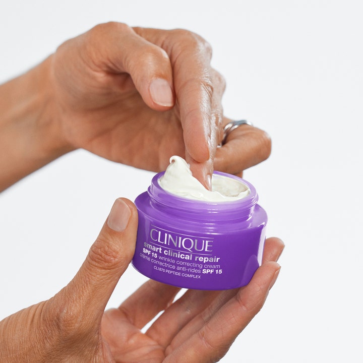 Clinique Smart Clinical Repair 50 ml rynkekorrigerende dagcreme i lilla krukke med hvid konsistens
