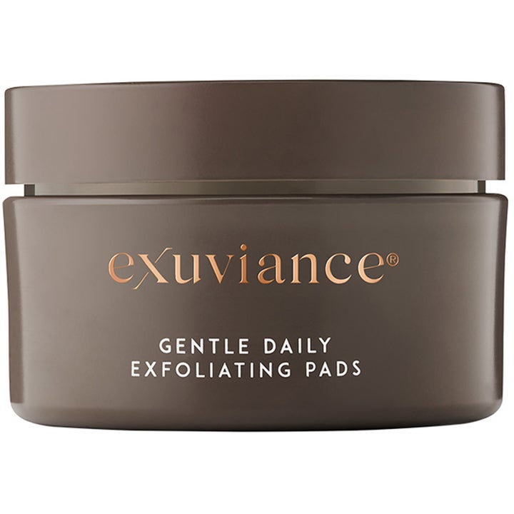 Exuviance Gentle Daily Exfoliating Pads eksfolierende rondeller i mørkebrun krukke der giver en jævn hudoverflade.