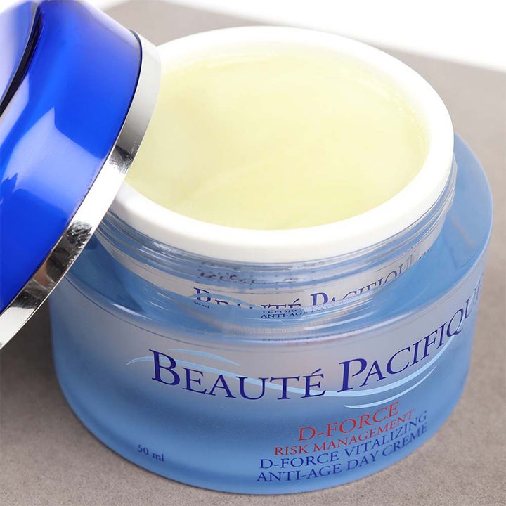 Beauté Pacifique D-Force Day Cream 50 ml anti-age dagcreme i blå glaskrukke med cremet konsistens