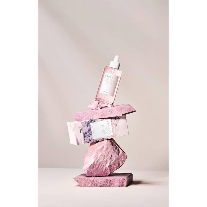SKIN1004 Madagascar Centella Poremizing Fresh Ampoule 100 ml poremindskende serum balanceret på lyserøde sten
