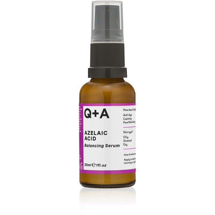 Q+A Azelaic Acid 30ml beroligende ansigtsserum i brun glasflaske med sort pumpe og lilla etiket