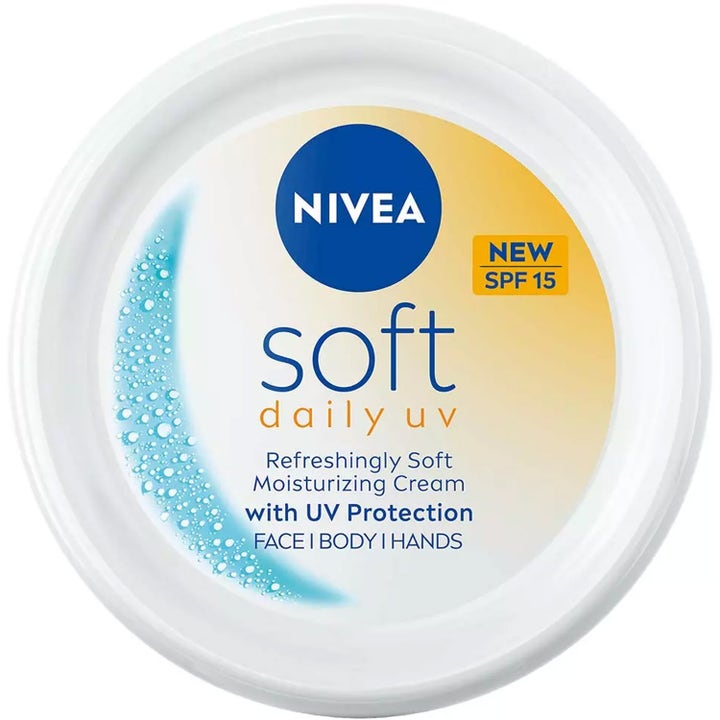 Nivea Soft Daily UV fugtgivende creme med SPF 15 i hvid krukke med blåt logo og gule nuancer på låget