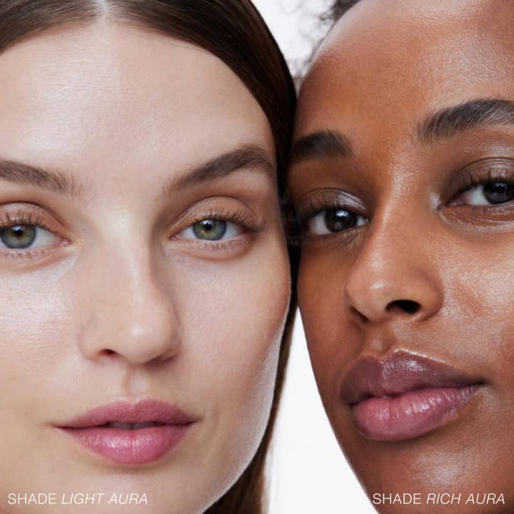RMS Beauty SuperNatural Tinted Serum SPF30 Rich Aura 30 ml giver naturlig glød vist på to forskellige hudtoner