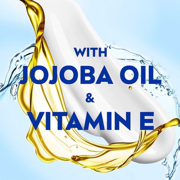 NIVEA Soft 500 ml fugtgivende body lotion giver pleje med hvid creme, gylden jojobaolie og vitamin E i vandstænk