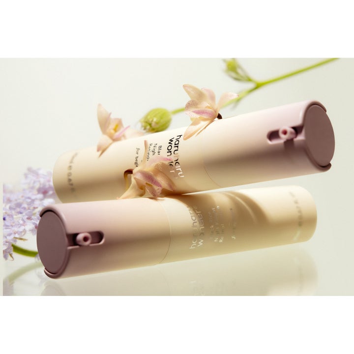 haruharu wonder Black Rice Night Knight Retinol Serum 20 ml mod rynker i beige pumpeflasker med lilla blomster.