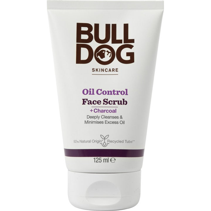Bulldog Skincare Oil Control Face Scrub 125 ml dybderensende ansigtsscrub med kul i hvid tube med lilla detaljer