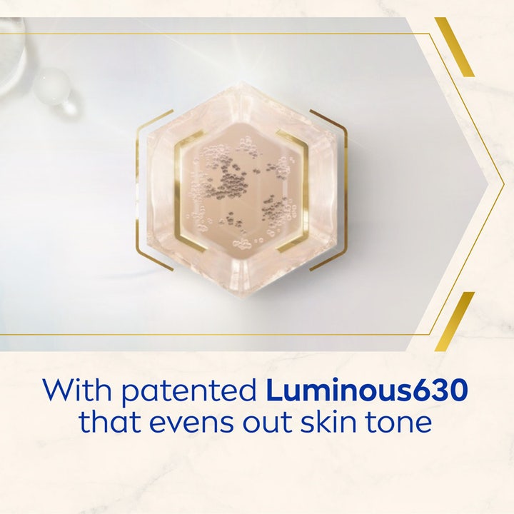 NIVEA LUMINOUS 630 Body Oil-Serum 200 ml mod strækmærker med tekstur i en gylden sekskantet form