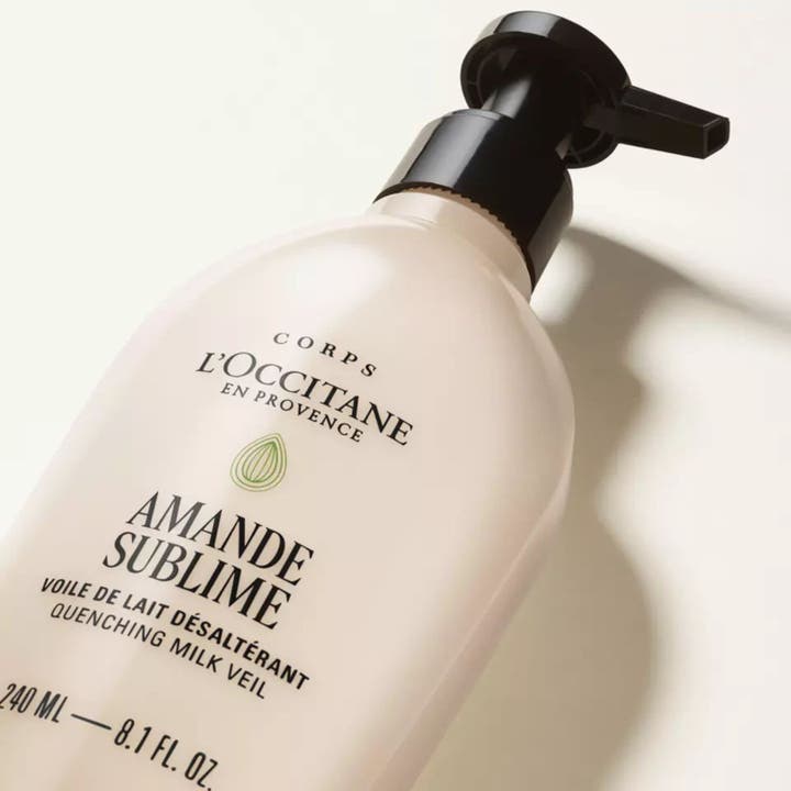 L'Occitane en Provence Almond Milk Veil 240 ml fugtgivende bodylotion i flaske med sort pumpe