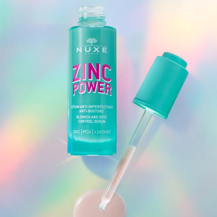 Nuxe Zinc Power Blemish And Spot Control Serum 30 ml mod urenheder med pipette og lyserød tekstur