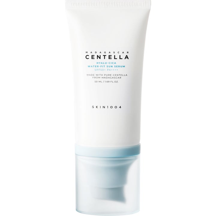SKIN1004 Madagascar Centella Hyalu-Cica Water-Fit Sun Serum 50 ml solcreme i hvid tube med lyseblåt låg