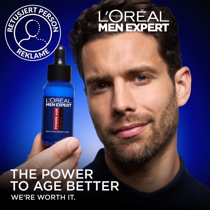 L'Oréal Paris Men Expert Power Age Serum 30 ml fugtgivende serum med hyaluronsyre i blå glasflaske holdt af en mand.