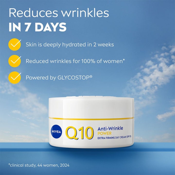 NIVEA Q10 Power Firming Day Cream 50 ml opstrammende dagcreme i hvid krukke foran en blå sommerhimmel