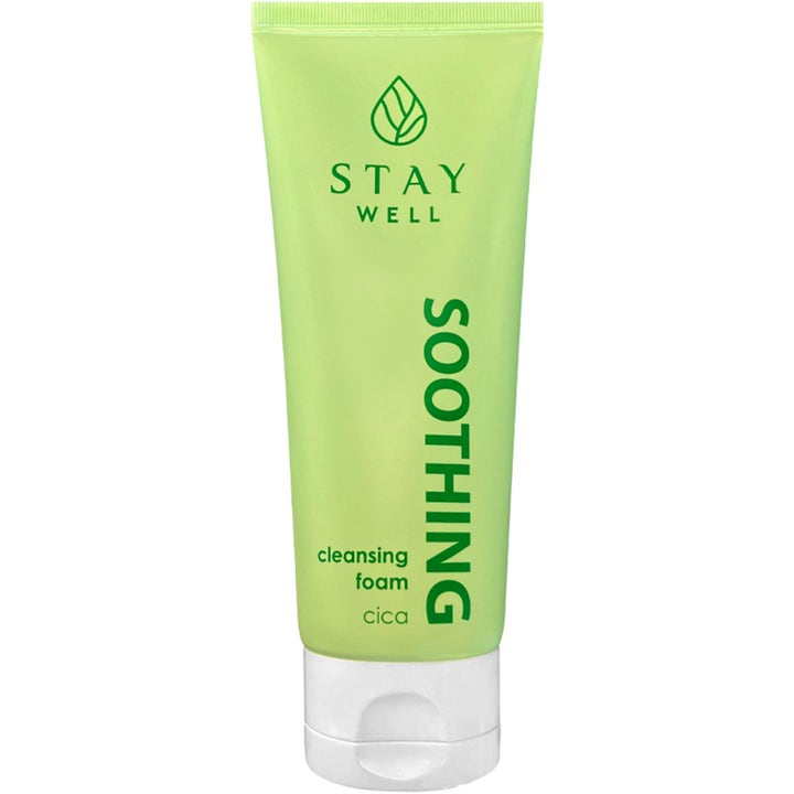 Stay Well Soothing Cleansing Foam Cica beroligende ansigtsrens i lysegrøn tube med hvidt låg.