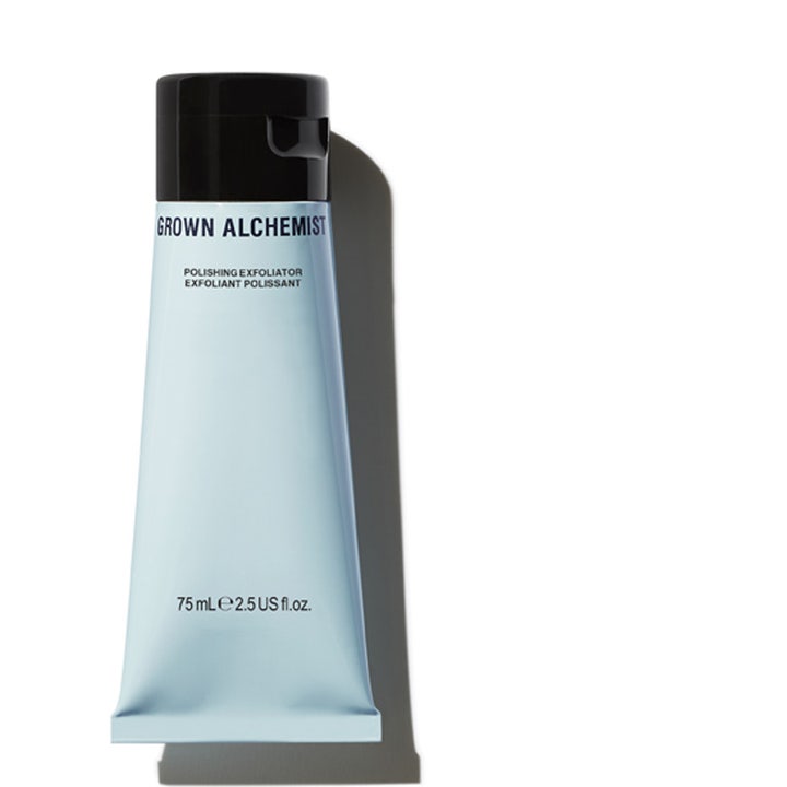 Grown Alchemist Polishing Exfoliator 75 ml ansigtspeeling i lyseblå tube med sort låg der giver en glat og jævn hud