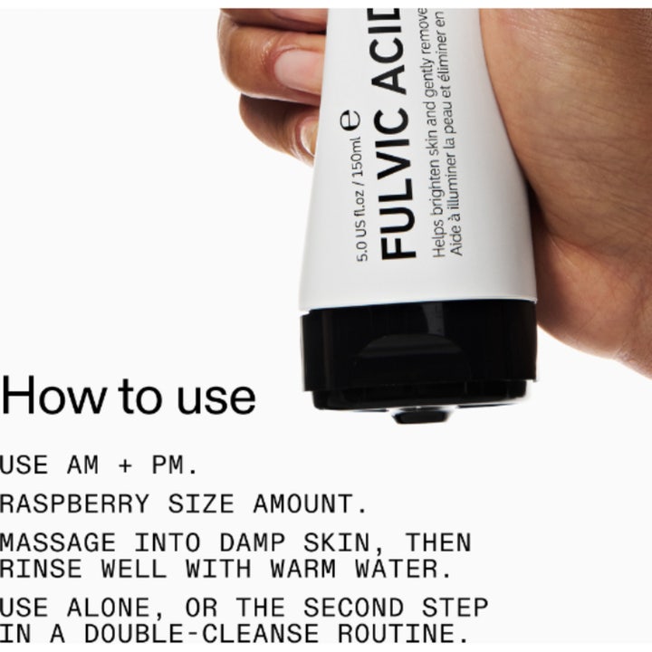 The INKEY List Fulvic Acid Cleanser 150 ml glødgivende ansigtsrens i hvid tube med instruktioner til brug