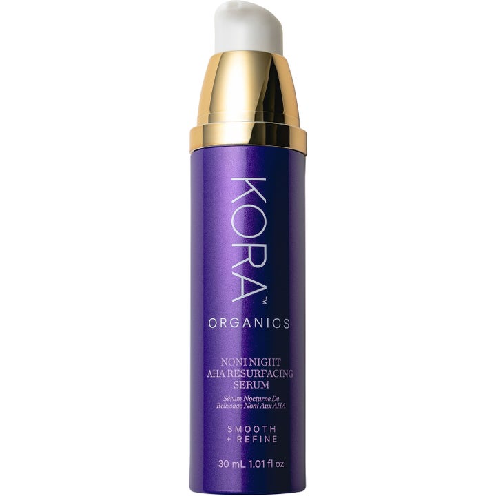 Kora Organics Noni Night AHA Resurfacing Serum 30 ml giver glattere hud i en lilla beholder med elegant guldpumpe.