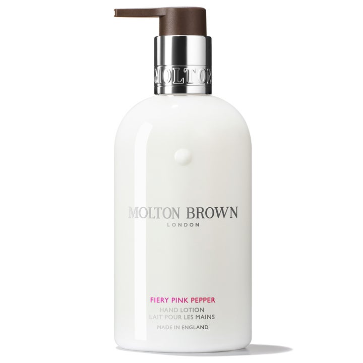 Molton Brown Fiery Pink Pepper 300 ml plejende håndlotion i hvid pumpeflaske med sølvdetaljer