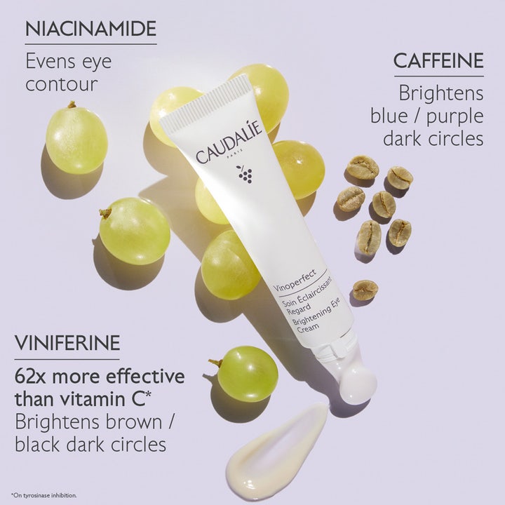 Caudalie Vinoperfect Brightening Eye Cream 15 ml mod mørke rande omgivet af hvide druer og kaffebønner.
