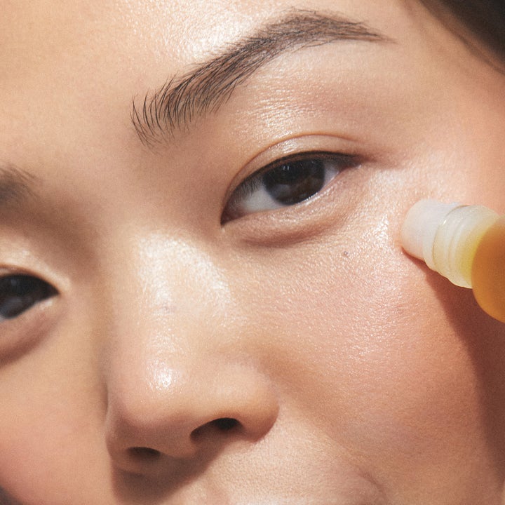 KORA Organics Noni Radiant Eye Treatment Oil 10 ml fugtgivende øjenolie der påføres med rollerball for strålende glød