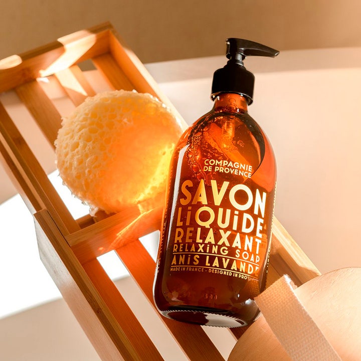 Compagnie de Provence Liquid Marseille Soap Anise Lavender 495 ml beroligende håndsæbe i mørk glasflaske med natursvamp