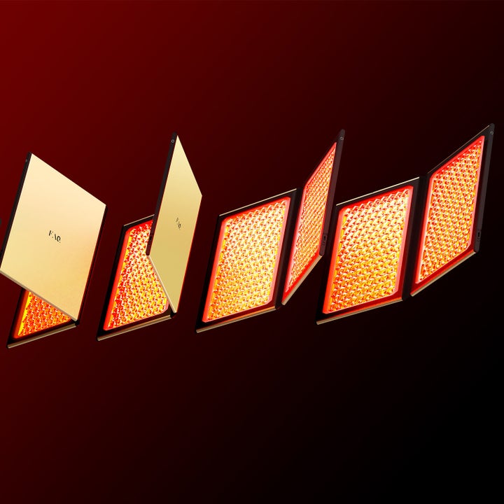 FAQ Swiss FAQ™ Dual Led Panel 1 stk. hudplejeværktøj i guld med rødt LED-lys der forbedrer huden vist i række.
