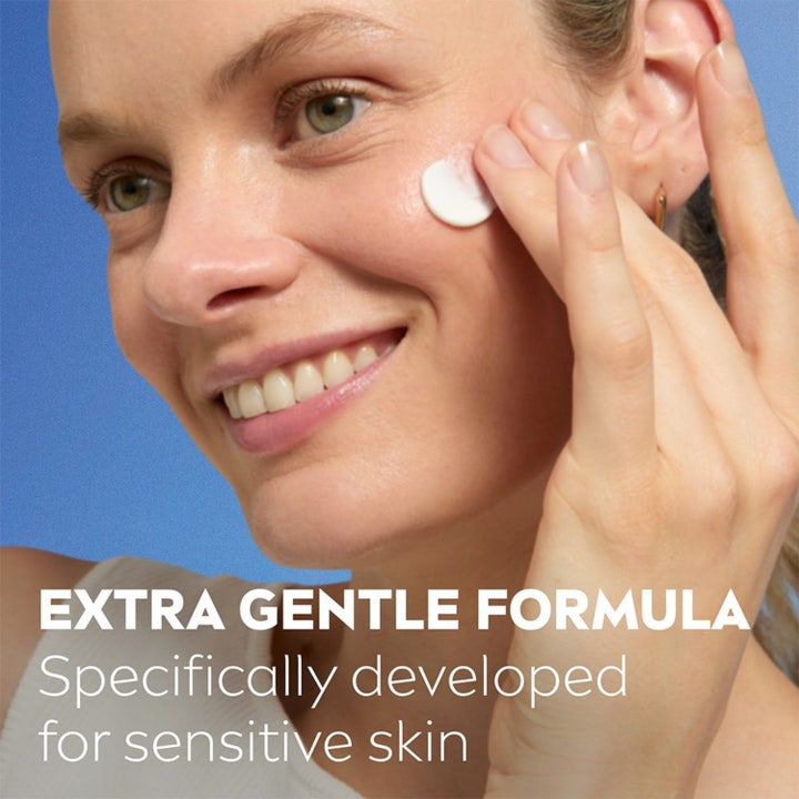 NIVEA Soothing Night Cream 50 ml fugtgivende natcreme med extra gentle formula påført af en smilende kvinde