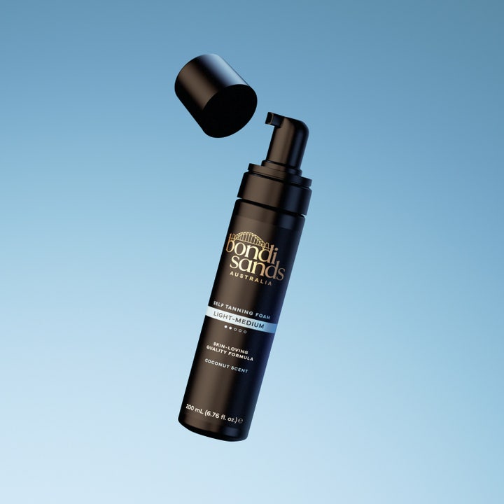 Bondi Sands Self Tanning Foam Light Medium 200 ml i sort pumpeflaske med svævende låg mod blå baggrund