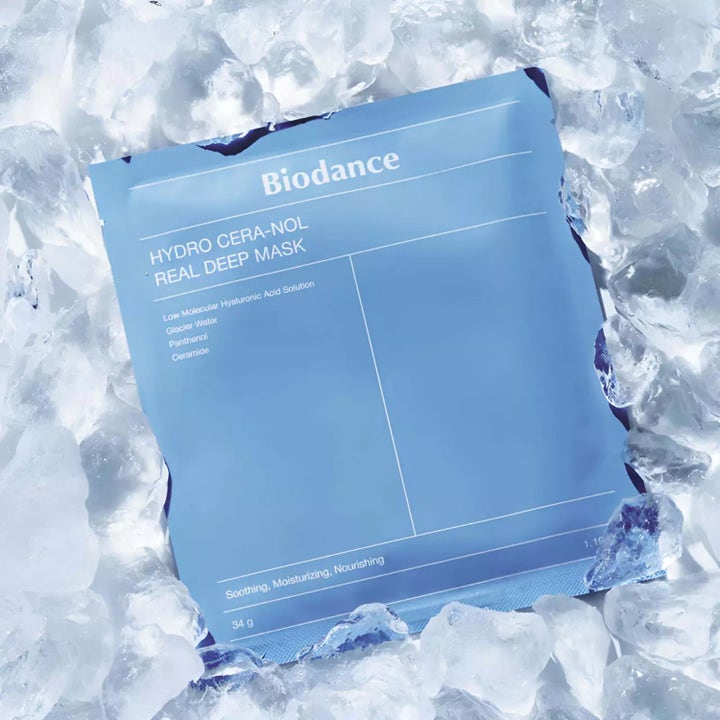 Biodance Hydro Cera-Nol Real Deep Mask 34 g beroligende ansigtsmaske i blå emballage omgivet af isterninger